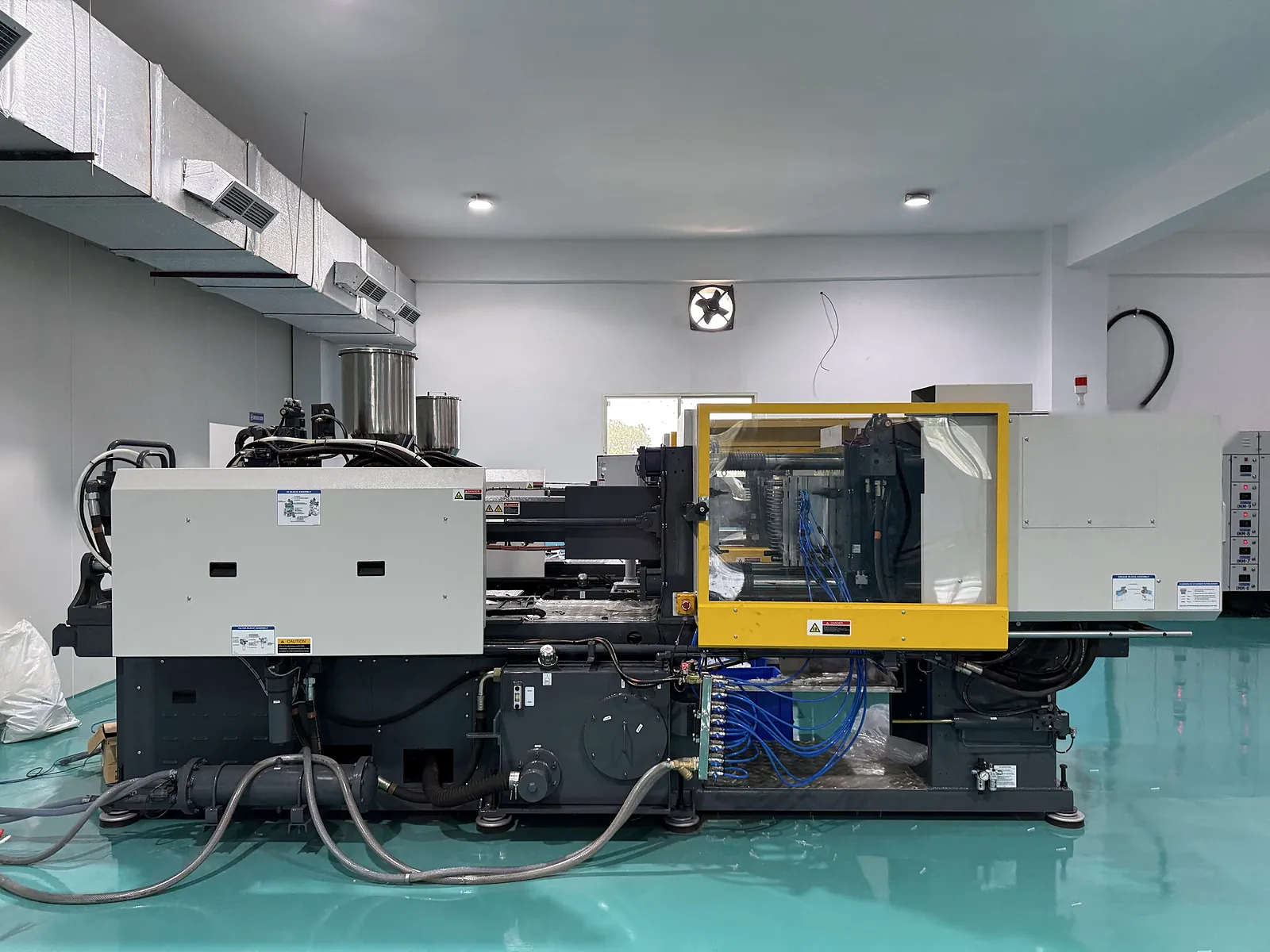 Injection moulding machine producing polypropylene components
